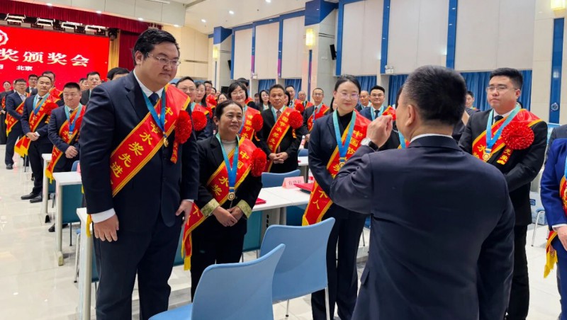 李国英亲切会见中国节水奖获奖代表，王浩宇作互换讲话
